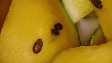 Sarı Karpuzun Dolly Kaydırıcısı Siyah Arkaplanda Koyu Tohumlarla Karışıyor Sulu Dokuları ve Rind Detaylarını Göstermek İçin Yakınlaştırıldı