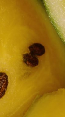 Dikey video. Sarı Karpuzun Dolly Kaydırıcısı Siyah Arkaplanda Koyu Tohumlarla Karışıyor Sulu Dokuları ve Rind Detaylarını Göstermek İçin Yakınlaştırıldı