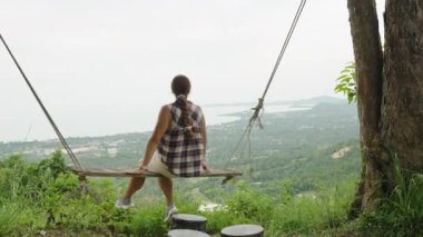 Ağaçlar Arasında Yavaşça Sallanan Kadın Yüksek İrtifa Görüş Alanı Ada Sahil Hattı, Huzurlu Seyahat Konsepti