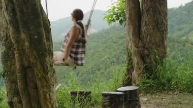 İp üzerinde sallanan Kadın Görünümü Görüntü Görüntü Görüntü Görüntü Görüntü Görüntü Görüntü Görüntü Dağlarına Karşı Görüntü Görüntü Görünümü Orta Hareket, Açık Hava Özgürlük Konsepti