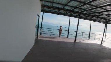 Hillside Yapısı Açık Terasında Duran Kadın Okyanusa Bakan FPV İHA Alttaki Ağaçlara Uçuyor