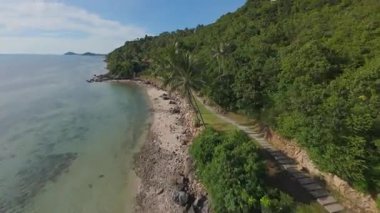 İHA Yoğun Yeşil Tepe Yamacında Yükseliyor Pürüzsüz Mavi Gökyüzünün Altında Çamurlu Ormanla Kaplanmış