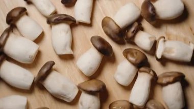 Çoklu Kral İstiridye Mantarı Doğal Işıklandırma, Pişirme ve İçindekiler Konsepti ile Kusursuz Döngü Yüzeyinde Birlikte Dönüşen Ahşap Yüzeyden Göründü