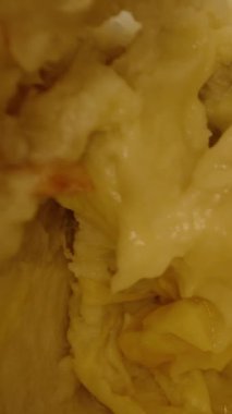 Dikey video. Dikenli Durian Kabuğunun Dolly Kaydırıcısı Kısmen Açılmış Siyah Arkaplana Karşı Doğal Fiberli Kremsi Sarı İç Dokuları Gösterme Konsepti, Tropikal Detay Konsepti