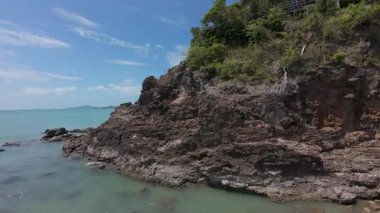 Yoğun Yeşil Yeşillik ve Açık Turkuaz Deniz manzaralı Tropikal Yol Dönüşü Manzarası