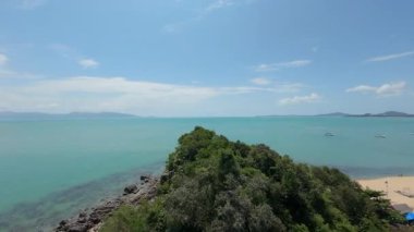 Vatansever Ada Keşfi için Koh Samui 'de Turkuaz Denizi' ne bakan bereketli ağaçlarla çevrili Hilltop 'taki Tayland Bayrağına Hızlı Hava Yaklaşma