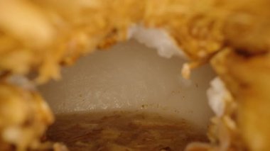 Yeşil Hindistan cevizinin yakın çekimi, Dolly Kaydırma Hareketi ve Fibröz Dokuları Stüdyo Işıklandırması Altında Tropikal Yenileme Konsepti ile İçerde Beyaz Sıvıyı Gösteriyor 'da açıldı.