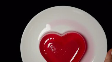 Kırmızı Yürek Jölesinin Üst Görünümü Hafif Sallanan Tabakta Hafif Hareket, Yavaş Hareket Etkisi, Tatlı Atıştırma Konsepti