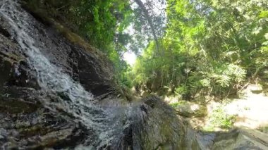 Su Uçurumun Kıyısından Orman Vadisi 'ne akıyor Düşük Açı Açısı' nda Yakalandı Dinamik Tropikal Bir Tatlı Su Kaynağı Konseptini Temsil Ediyor