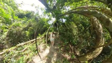Yoğun Yeşil Ormanla çevrili, Eğri Yürüyen Kadın Küresel Panorama 'da Huzurlu Doğa Keşfi Konseptini temsil ediyor.