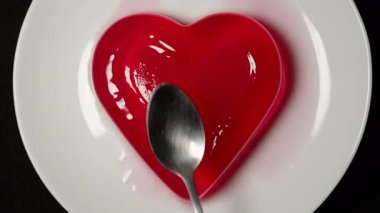 Kalp Şeklinde Kırmızı Jöle 'nin Yakın Çekimi Temiz Beyaz Tabakta Nazikçe Kıpır Kıpır, Yavaş Hareket Etkisi, Sevgililer Günü Tatlı Konsepti