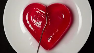 Kırmızı Kalbe Baskı Yapan Kaşık Merkezi Kırıyor Beyaz Tabak Üzerine Kapanış Yavaş Hareket Etkisi, Çöl Yıkım Konsepti