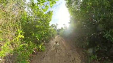 Çamurlu Orman Yolu 'nda Tepeye Yürüyen Kadın Geniş Açı' dan Yakaladığı Çamur Ormanı Yapraklarıyla çevrili