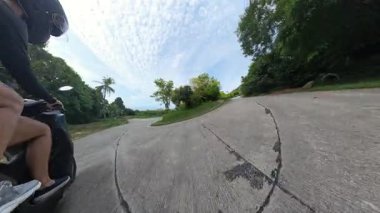 Virajlı Dağ Yolu 'nda Scooter sürerken Erkek ve Kadın Dönüşe Yaslanıyor Dinamik Geniş Açı Açı' yla çevrili Yoğun Ağaçlar Yüksek Hızlı Seyahat Macerası Konseptini temsil ediyor