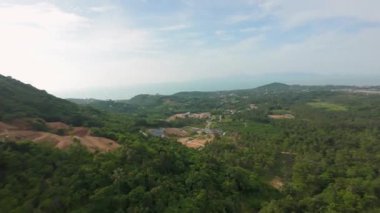 Geniş Yeşil Vadi ve Tepeler Üzerinde Uçan Kartal 'ın ardından Doğada Yaşam İzleme ve Özgürlüğü Temsilen Hava Açısı' ndan Ele Geçirildi