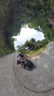 Dikey video. Küresel Panorama Efekti kullanarak Yoğun Orman 'da Scooter Binen Beton Yolu' ndaki çift