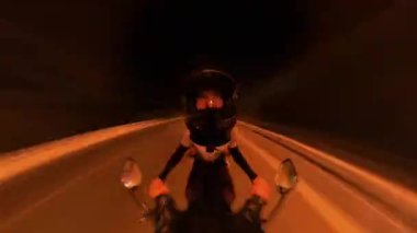 Gece Scooter süren adam Hız Bulanıklığı ve Miğfer Yansıması ile İlk Perspektiften Yakalandı