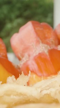 Dikey video. Açığa Çıkan Fibröz Merkezi ve Doğal Gün Işığı, Hafif Dolly Kaydırma Hareketi, Tropikal Hasat Konsepti ile Parlak Turuncu Pandanus Meyve Kümesine Yakın Görüş