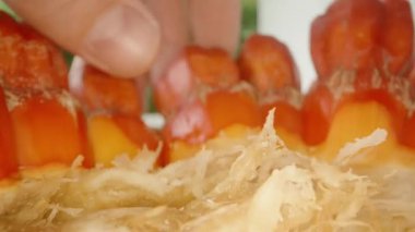 Olgun Pandanus Meyve Kümesinin İçinden Çeken Parmaklar Fibröz Sarı Merkezi ve Yakın Çekim Kırmızı Bölüm, Dolly Kaydırma Hareketi, Egzotik Beslenme Konsepti