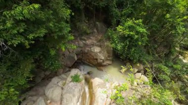 Küçük Orman Şelalesinin Hava Görünümü Etrafı Kayalar ve Yoğun Bitkilerle çevrili Havuza Dökülüyor, Tepeden Çekim, Tayland Konsepti