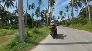 Palmiye Ağaçları, İzleme Çekimi, Tayland Samui Adası Seyahat Konsepti ile çevrili Orman Yolu 'nda Scooter süren Kadın Arka Görünümü