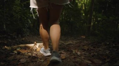 Orman Yolu 'nda Yavaşça Yürüyen Kadın Düşük Açı, Kas ve Ayakkabı Gösterme, Orman Keşfi Konsepti