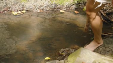 Yalın Ayaklı Kadın Yavaş Çekimde Akış Suyu 'na Dokunuyor, Orman Havuzu' nda Su Sıçratıyor, Doğa Teması Tazeleniyor