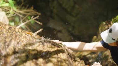 Avuç İçi Yukarı Yüzler Yağmur Damlayan Akıntıyı Yavaş Çekimde Uçurumda Yakalayabilir, Yan Görünüm, Şelale İçeceği ve Tropikal Temas Konsepti