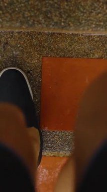 Dikey video. İlk Kişi Görünümü Tropikal Yağmurda Yürüyen Islak Adımlar Bir Ayağı Yavaş Hareket Odaklı Muson Ruh hali Konsepti