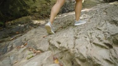 Tayland 'da Aneven Ormanı Kayalıkları, Düşük Açı Eylem Çerçevesi, Çaba ve Dayanıklılık Konsepti' ne Tırmanırken Kadın Bacakları ve Sırt Çantası Görünümünü Kapat