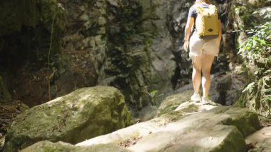 Kadın Yürüyüşçü, Tayland 'daki Şelale Bölgesi' nde Rocky Ledge 'e, Parlak Işık' ta Arka Görüş 'e, Keşif ve Başarı Kavramına Ulaştı