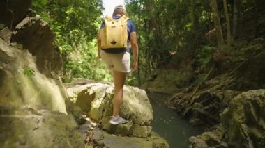 Genç Kadın, Samui Adası, Low Angle, Risk ve Doğa ile Uyum Konsepti 'ndeki Parlak Güneş Işığında Büyük Kayalıklarda Dikkatle Dengeleniyor