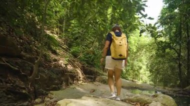 Samui Adası 'ndaki Orman Akıntısının Yanındaki Kayalık Yol' da Yürüyen Genç Kadın, Arka Görüş, Doğa Keşfi ve Huzur Konsepti
