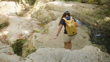 Samui Adası 'nın Ormanı, Arka Görüş, Çevreye Farklılık ve Bağlantı Konsepti' nde Genç Kadın, Aşağıdaki Havuzları ve Doğayı Gözlemlerken Kaya Üzerinde Diz Çöker