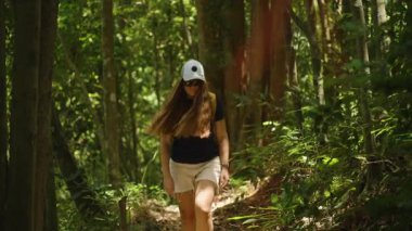 Ormanda Yürüyen Kadın 'ın Yakın Çekimi Ağaçlar Arasında Güneş Işığı, Orta Açı, Doğada Kendini Keşfetme ve Enerji Konsepti