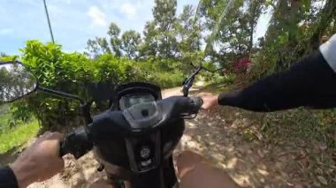 Motosikletli Adam Tropikal Orman Yolunda İlk Kişi Açısı 'ndan Görünür Aynalar ve Hız göstergesi, Macera Yolculuğu ve Arazi Yolculuğu Konsepti ile Yakalandı