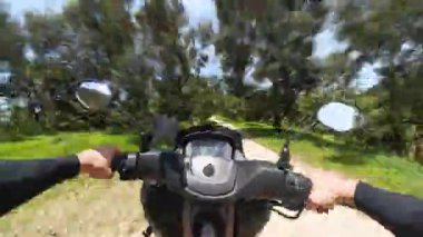 Scooter Sürücüsü Orman Yolunda Hızlıca İlerliyor İlk Kişi Görünümü 'nden Hareket Bulanıklığı, Tayland' da Hız Macerası ve Tropikal Keşif Konsepti