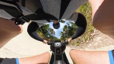 Küresel Panorama, Scooter 'la Ormanda Eğri Sürüşü, Genişletilmiş Kolları, Küçük Gezegen Etkisi, Seyahat Özgürlüğü ve Teknolojisi kavramını gösteren adam.