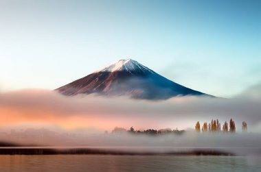 MT fuji erken sabah göl kawaguchiko yansıması ile
