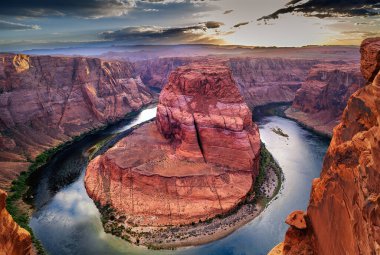 Horseshoe Bend, Colorado Nehri 'nde, Page kasabası yakınlarında bulunan ünlü bir manevra oyuncusudur. Arizona, ABD