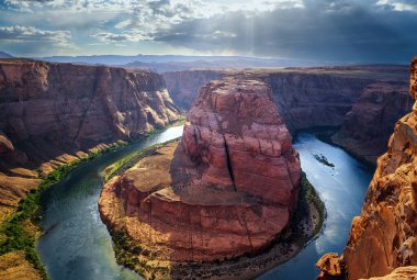 Horseshoe Bend, Colorado Nehri 'nde, Page kasabası yakınlarında bulunan ünlü bir manevra oyuncusudur. Arizona, ABD