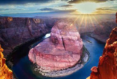 Horseshoe Bend, Colorado Nehri 'nde, Page kasabası yakınlarında bulunan ünlü bir manevra oyuncusudur. Arizona, ABD