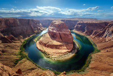 Horseshoe Bend, Colorado Nehri 'nde, Page kasabası yakınlarında bulunan ünlü bir manevra oyuncusudur. Arizona, ABD