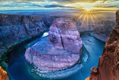 Horseshoe Bend, Colorado Nehri 'nde, Page kasabası yakınlarında bulunan ünlü bir manevra oyuncusudur. Arizona, ABD