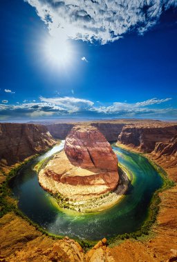 Horseshoe Bend, Colorado Nehri 'nde, Page kasabası yakınlarında bulunan ünlü bir manevra oyuncusudur. Arizona, ABD