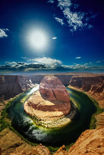 Horseshoe Bend, Colorado Nehri 'nde, Page kasabası yakınlarında bulunan ünlü bir manevra oyuncusudur. Arizona, ABD
