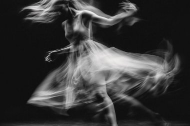 Beyaz elbiseli genç kadın, Cadılar Bayramı ürkütücü konsepti.