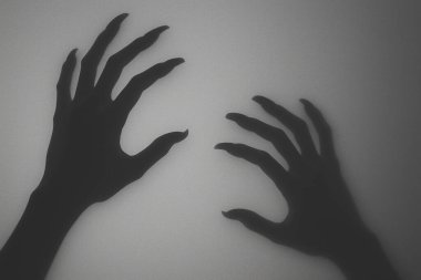 Keskin pençeli, Cadılar Bayramı 'na özgü ürkütücü eller. Cadılar Bayramı geçmişi.