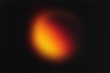 Siyah ve turuncu renkli film ışığı arka planda sızıntı yapıyor.