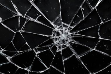 Kırık cam kaplama siyah izole arkaplanda.